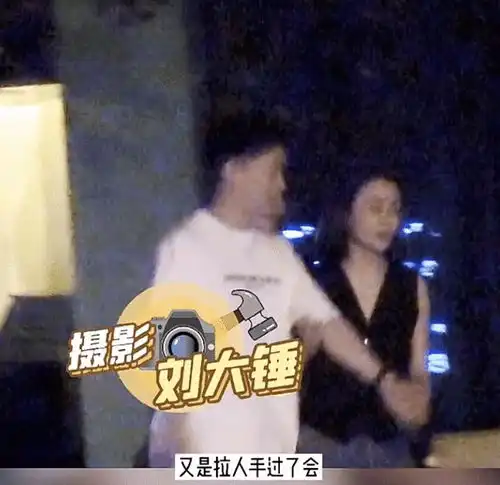 曹云金强行拽美女上车被拍,动作粗暴,喊话司机快开车
