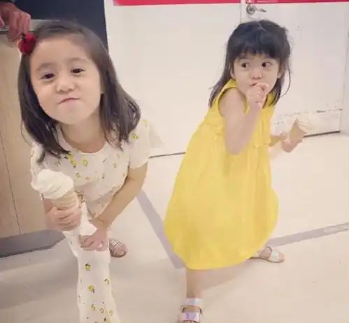 贾静雯带女儿家中野餐,咘咘厌世脸像极妈妈,昏睡表情太可爱
