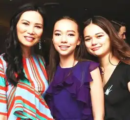 邓文迪穿旧裙庆祝50岁,母女同框像姐妹女儿能继承默多克40亿
