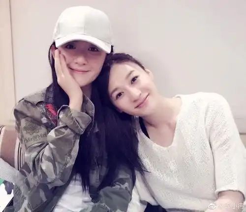 谢娜李小冉亲密合影互动,力破姐妹情破
