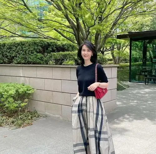 这才是50女性的穿搭,配色简单款式大方,优雅知性年轻10岁
