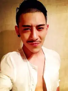 谁知道这个人的名字或者有照片的联系我1762921661qq
