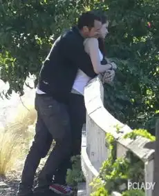 暮光母女同框贝拉身材走样容颜不复在
