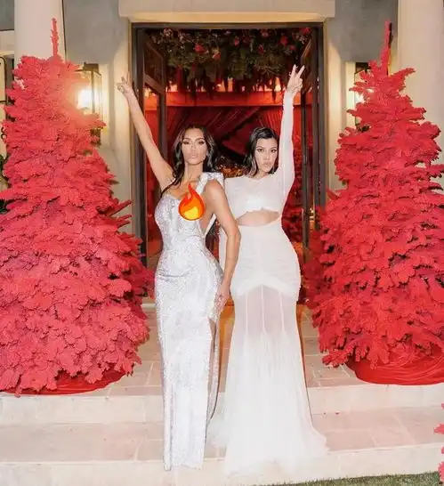 卡戴珊家族豪华派对,5姐妹再次同框,身材大比拼,詹娜气质顶级
