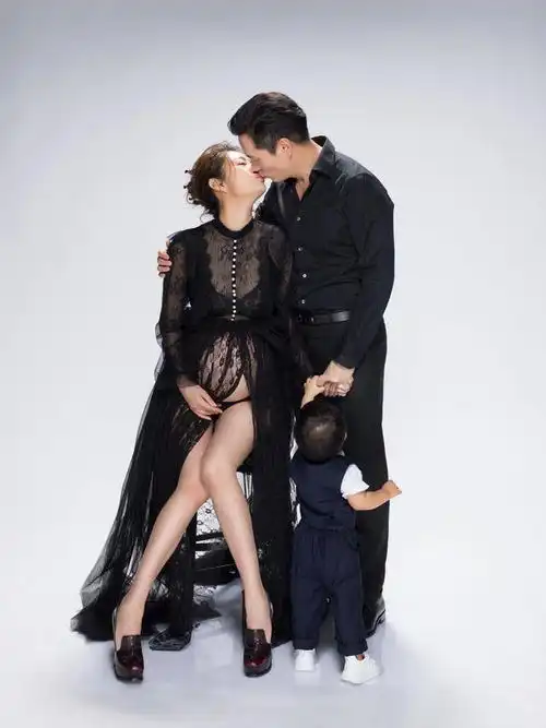 安以轩高调晒出孕肚照穿黑色透视裙风情万种,满屏都是魅惑力
