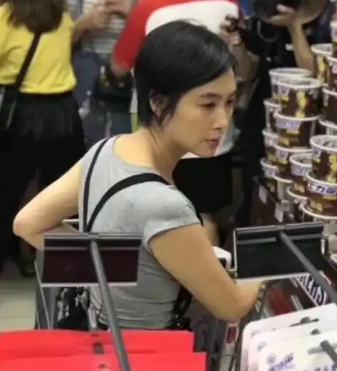 47岁朱茵素颜近照曝光紫霞仙子依旧美丽身材傲人
