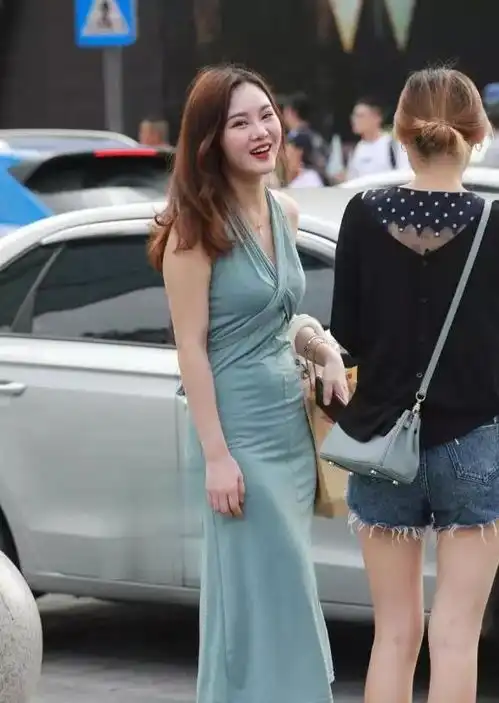 街拍美女偶遇穿薄荷绿的小姐姐,笑容甜美,气质大方典雅
