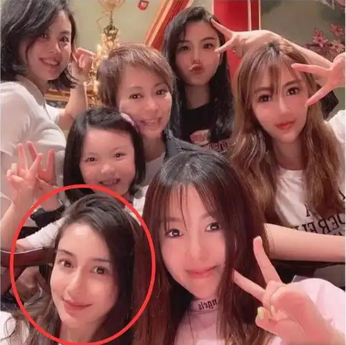 baby和侯佩岑参加名媛圈的聚会,一个稳占c位,一个只能站在角落
