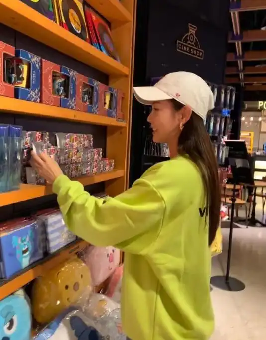 举重妖精金福珠的女二抢足风头穿搭简约大气,妥妥阳光女孩
