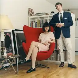 复古俏丽的现代派情侣照
