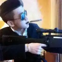 这个图片的男的是谁
