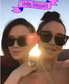 林青霞继女庆生林恬儿来贺,同为百亿名媛,两人一黑一白对比明显
