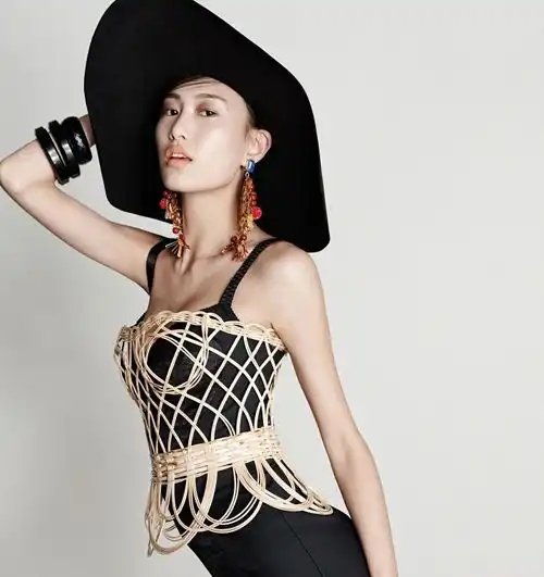 三位国内当红超模演绎3月新摩登时代
