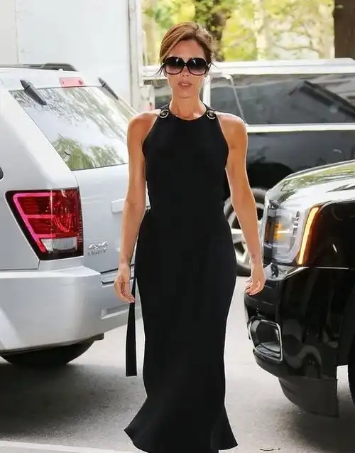 优雅有内涵的女人,都有那么一条小黑裙,毫不费力演绎优雅气质美
