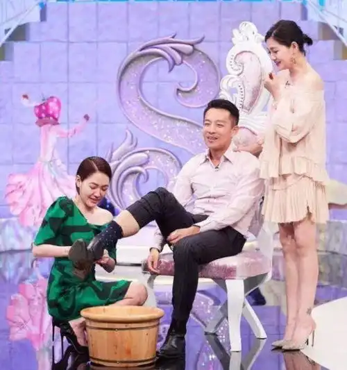 张兰直播间接小s电话,丝毫不避嫌哈哈大笑,姜还是老的辣
