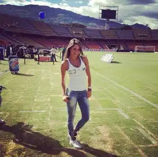 性感女记者世界杯赛场抢镜引新华社记者合影
