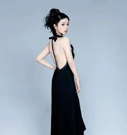 黑色大露背长裙,杨紫的穿搭越来越性感了高马尾卷发,令人惊艳
