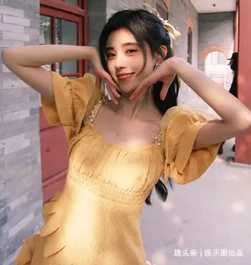 26岁的鞠婧祎玩街拍,穿衣不惧显身材,侧身摆拍亮点明显
