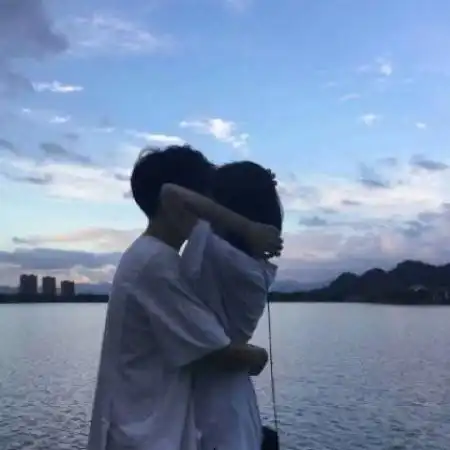 时尚情侣头像学生专用只有你能陪我谈昨天
