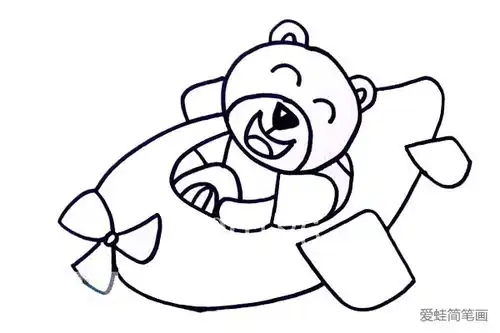 小熊坐飞机简笔画怎么画
