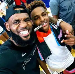 罗斯看完都要欣慰布朗尼上演高难度拉杆球迷老詹后继有人
