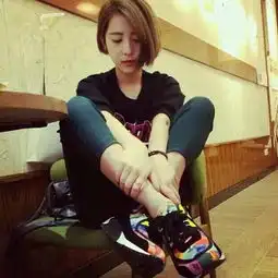 找这张照片的情侣头像的另一张
