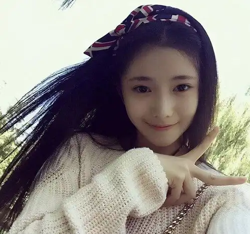 刘浩存最新私服造型,黑色长款羽绒服搭配休闲裤,保暖又舒适
