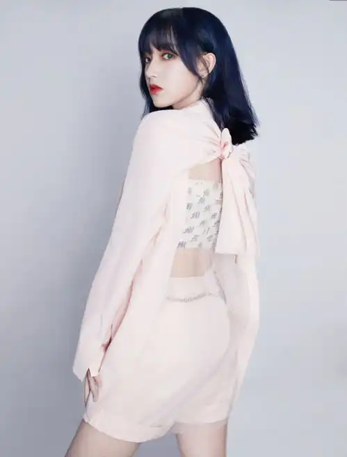 程潇越来越大胆,穿黑色衬衫当裙子,效果令人羡慕
