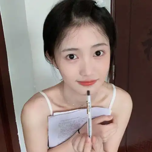 女生头像一个人走路也是和地球单独约会
