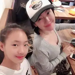 小s41岁生日,两个大女儿纷纷晒照发文为妈妈送祝福,好暖心
