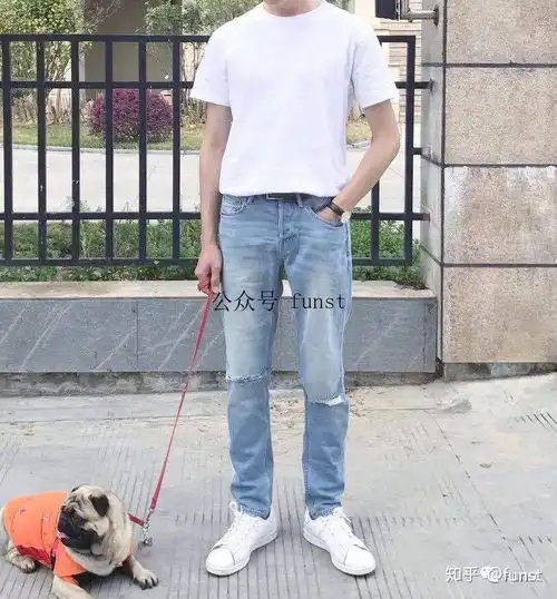 男生穿白t恤如何搭配

