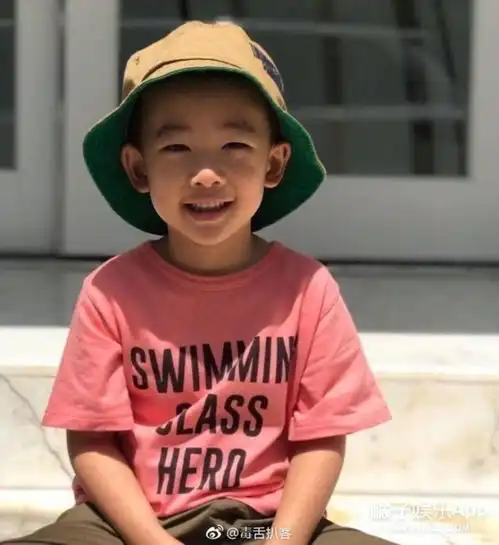 任容萱和她妈长得像其实杜海涛和他妈也用一张脸
