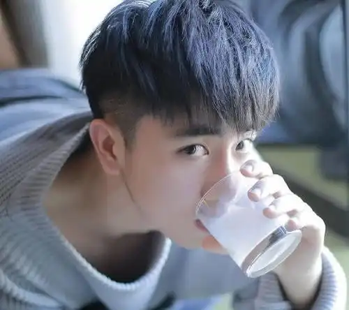 12星座男的爱狮子要崇拜,天秤要吊着,金牛要理解和尊重
