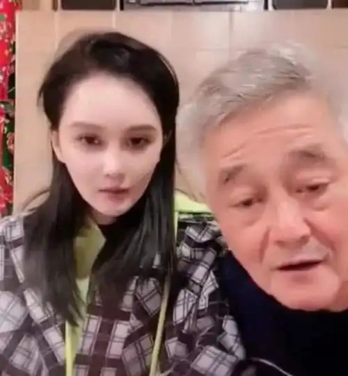 赵本山近照曝光,头发花白面色红润精神好,妻子和女儿同框似姐妹
