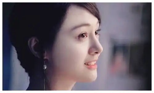 郑爽校服装扮又上热搜了,出道十年的郑爽,为何能一直获得关注
