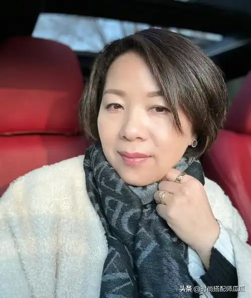 50岁女人最好别留这3种大妈感发型自以为时髦,实际很显老
