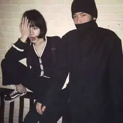 qq情侣头像霸气冷酷一对两张一生为感情所累不懂脱身
