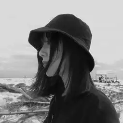 qq高冷孤独女生头像黑白图片不如现实一个耳光来的清醒
