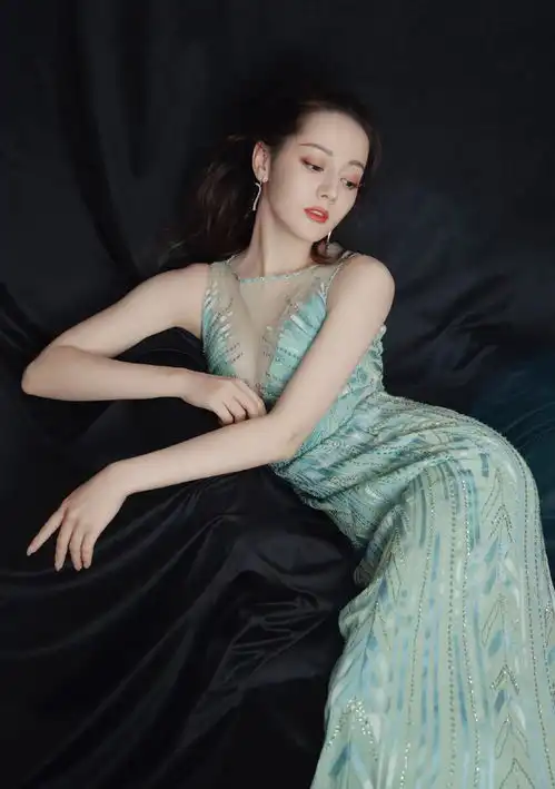 迪丽热巴惊艳众人,一袭亮片轻纱裙大秀雪白美肌,说仙女都不过分

