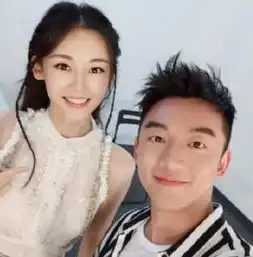 郑恺绯闻女友晒美照婀娜多姿,秀玉背露长腿风情万种
