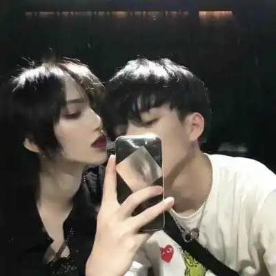 一对两张双人爱人不露脸头像
