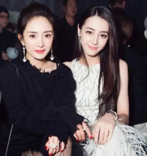 张小斐成热搜女王,势头赶超同学杨幂,北电05班谁还能跟她一战
