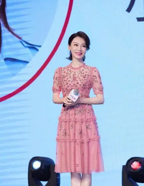 陈数晒私服照,穿v领衫配米白色西装,尽显43岁女人的优雅霸气
