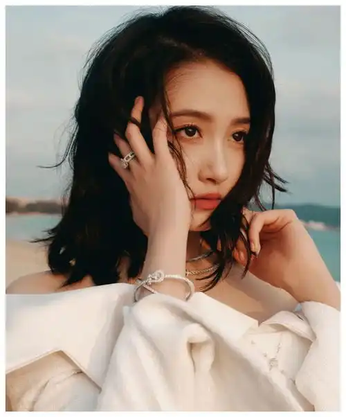 关晓彤美照曝光,三亚海边风情万种,魅力无限
