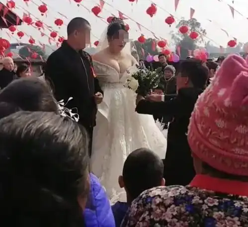 新娘婚纱引争议网友我不敢穿,太尴尬
