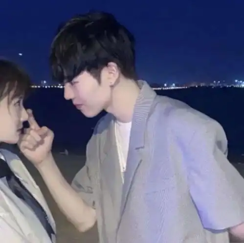 情侣头像丨把你放在心里也要抱在怀里
