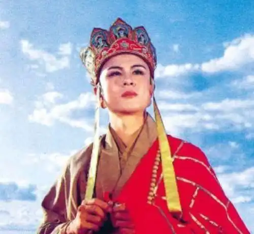 明星拍戏休息时唐僧抽烟,赵丽颖打瞌睡,而她让大家一秒出戏
