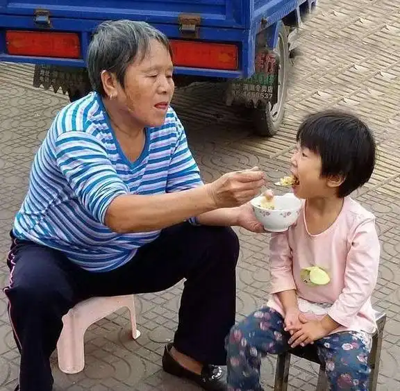 49岁母亲真实经历,大病之后感慨今生最后悔,只生养了一个孩子
