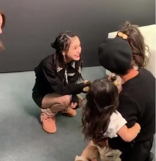 不愧是做妈妈的人杨颖代言现场,一人抱起两个小女孩
