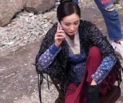 明星片场有人敬业有人搞笑有人抠脚有人居然在睡觉

